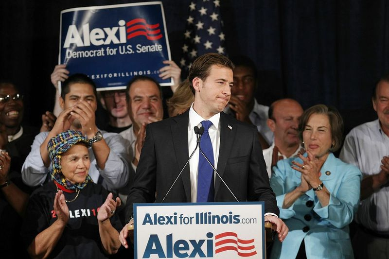 El candidato demócrata al Senado de los Estados Unidos, Alexi Giannoulias, pronuncia su discurso de concesión en 2010.