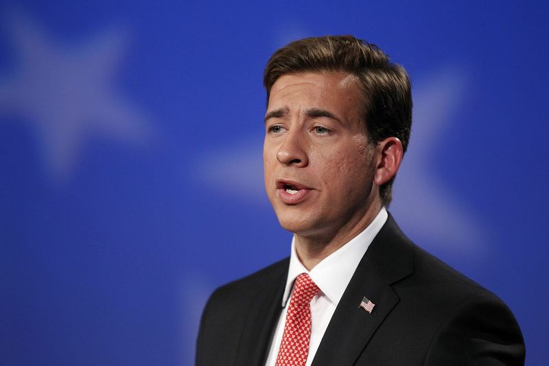 Luego, el tesorero estatal Alexi Giannoulias conversa con los reporteros después de un debate con el republicano Mark Kirk en la carrera de 2010 por el Senado de los Estados Unidos.
