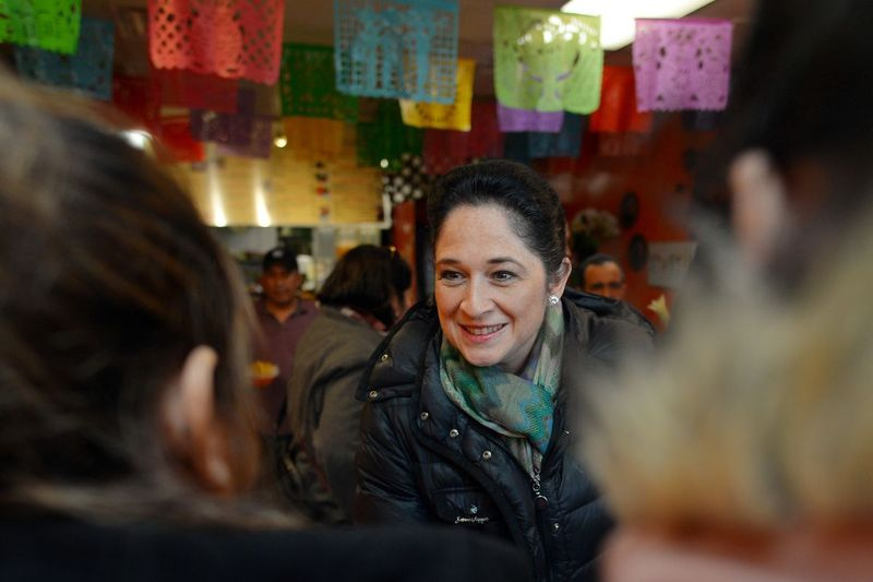 Susana Mendoza, controladora de Illinois e candidata a prefeito, conversa com patrocinadores durante um evento de campanha em 2019.