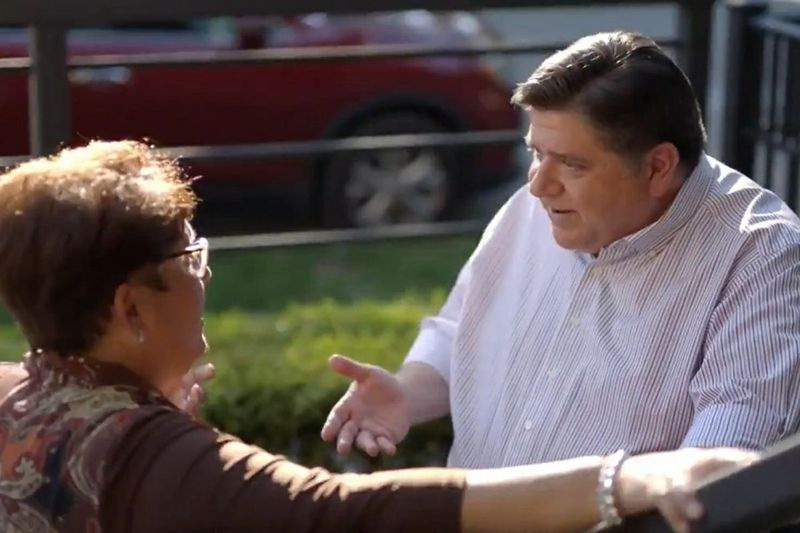 Escena del video de reelección del gobernador J.B. Pritzker publicado el lunes.
