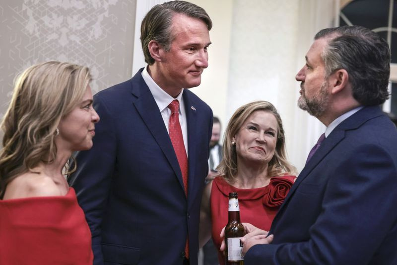 Virginia vabariiklaste kubernerikandidaat Glenn Youngkin, vasakult teine, ja tema abikaasa Suzanne vasakult vestlevad USA senaatori Ted Cruzi, R-Texase ja tema naise Heidiga Chantillys, Virginia osariigis, valimiste öövalvepeol.