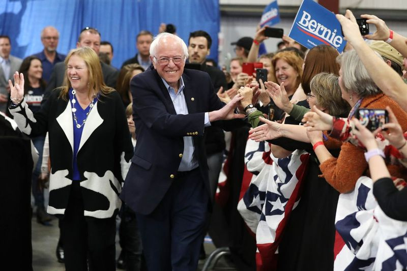 Den demokratiske presidentkandidaten senator Bernie Sanders hälsar supportrar på hans Super Tuesday night-evenemang i Essex Junction, Vermont.