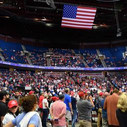 Het bovenste gedeelte van de arena is gedeeltelijk leeg te zien terwijl de Amerikaanse president Donald Trump spreekt tijdens een campagnebijeenkomst in het BOK Center op 20 juni 2020 in Tulsa, Oklahoma.