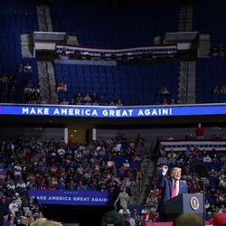 President Donald Trump spreekt tijdens een campagnebijeenkomst in het BOK Center, zaterdag 20 juni 2020, in Tulsa, Okla.