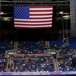 Aanhangers van president Donald Trump luisteren terwijl Trump spreekt tijdens een campagnebijeenkomst in het BOK Center, zaterdag 20 juni 2020 in Tulsa, Okla.