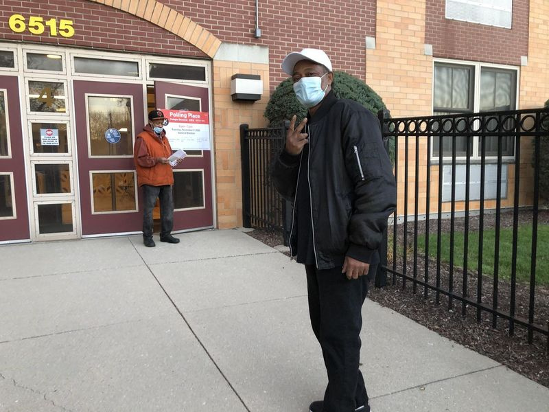 John Tremble, 60, från Englewood, röstar på 16th Ward
