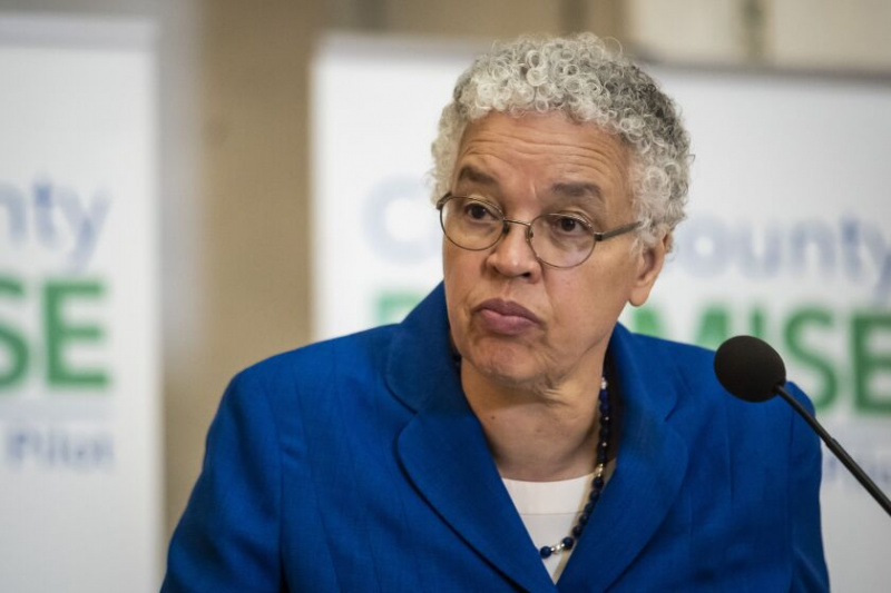   5 月にシカゴ文化センターで開催されたクック郡理事会の Toni Preckwinkle 会長。