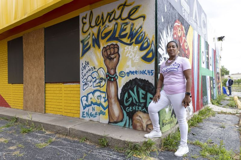 Asiaha Butler, administrerende direktør for Resident Association of Greater Englewood, vist ved siden af ​​et vægmaleri på Englewood Market & Resource Days, 6608 S. Halsted St. i Englewood onsdag den 23. juni 2021.