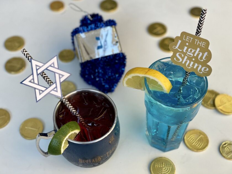   Wrigleyville's Graystone Tavern ponúka množstvo silvestrovských kokteilov ako súčasť svojho hanukkah pop-upu „8 bláznivých nocí“.