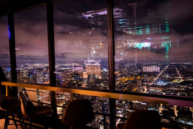   Zazvoňte na nový rok v CloudBar na 360 CHICAGO na 94. poschodí bývalého Hancock Center. 