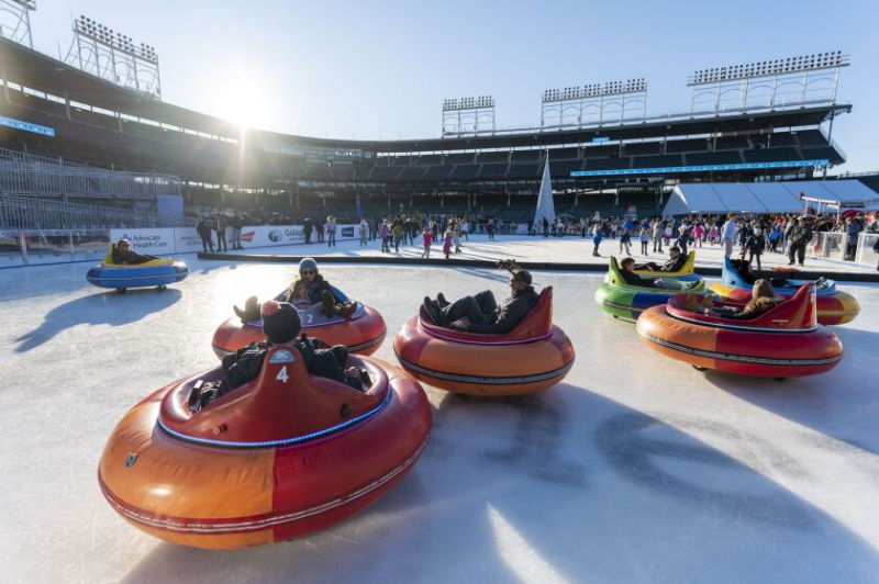   V rámci tohtoročnej zimnej krajiny na Gallagher Way si hostia môžu zajazdiť na autách s ľadovým nárazníkom na okraji poľa Wrigley Field.