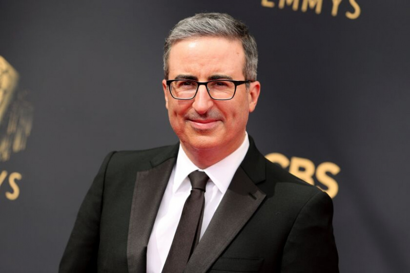   Komediálny televízny moderátor John Oliver uzatvára trojnočný pobyt v Chicagskom divadle predstavením o 19:00. na Nový rok.