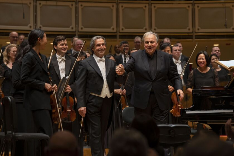   Riccardo Muti y el pianista Yefim Bronfman agradecen el aplauso de la audiencia después de la interpretación del Concierto para piano n.º 1 de Brahms el jueves por la noche en el Symphony Center.