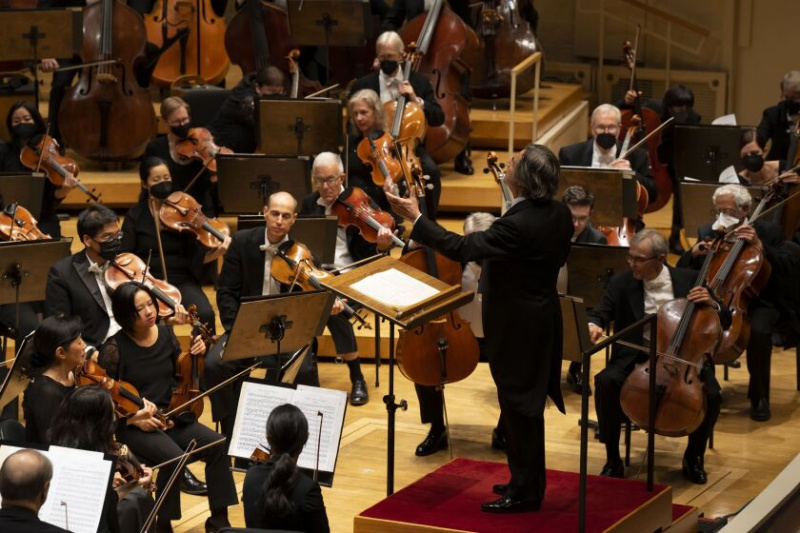   El director musical Riccardo Muti inauguró su decimotercer año como director musical de la Orquesta Sinfónica de Chicago en un programa que incluyó el estreno en Estados Unidos del 'Preludio solemne' de Samuel Coleridge-Taylor y obras de Brahms y Tchaikovsky el jueves por la noche en el Symphony Center.
