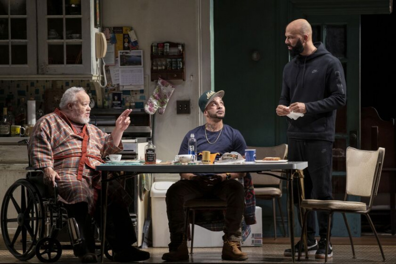  Stephen McKinley Henderson (z leve), Victor Almanzar in Common so prikazani v prizoru iz Broadwayeve predstave 'Between Riverside and Crazy'.