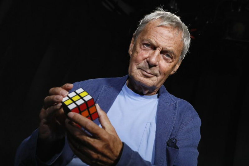  Le professeur Ernő Rubik, inventeur du Rubik's Cube, est photographié à New York le 18 septembre 2018. Rubik a vu son puzzle de correspondance des couleurs passer d'un outil d'enseignement en classe dans la Hongrie de l'époque de la guerre froide à un phénomène mondial et à un mini-empire de jouets connexes.