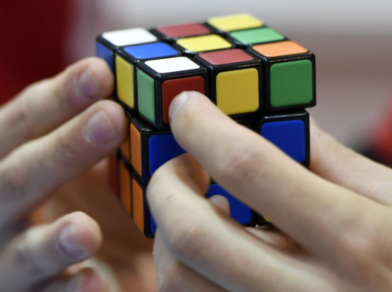   Un joueur tente le Rubik's Magic Cube au salon international du jeu 'SPIEL' à Essen, en Allemagne, le 26 octobre 2017. 