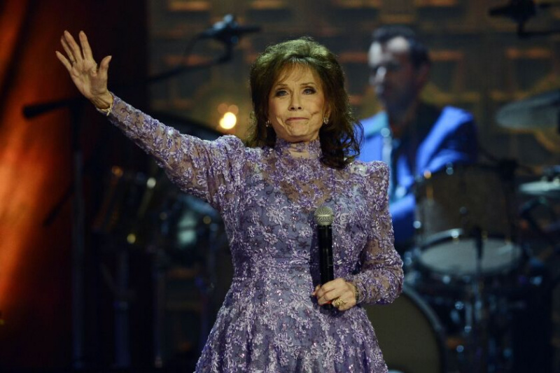   Loretta Lynn saluda a la multitud después de actuar durante el espectáculo Americana Music Honors and Awards en 2014, en Nashville, Tennessee.