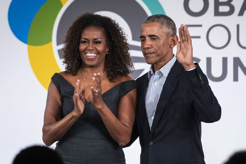 El expresidente Barack Obama y la primera dama Michelle Obama aparecen juntos en el escenario después de la Cumbre de la Fundación Obama en el Instituto de Tecnología de Illinois en el South Side, el martes 29 de octubre de 2019 por la tarde.