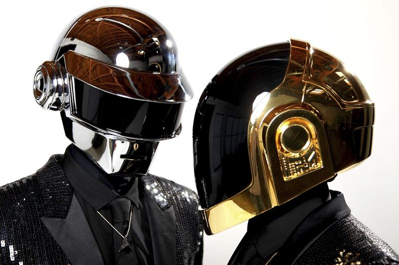 På detta arkivfoto den 17 april 2013 poserar Thomas Bangalter, vänster, och Guy-Manuel de Homem-Christo från musikgruppen Daft Punk för ett porträtt i Los Angeles. Den Grammy-vinnande franska akten har tillkännagett sitt slut.