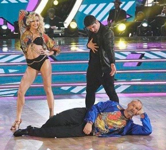 David Ross zverejnil tento obrázok scény z jeho cha-cha inšpirovanej 90. rokmi s partnerkou Lindsay Arnold na Instagrame v pondelok večer. | INSTAGRAM