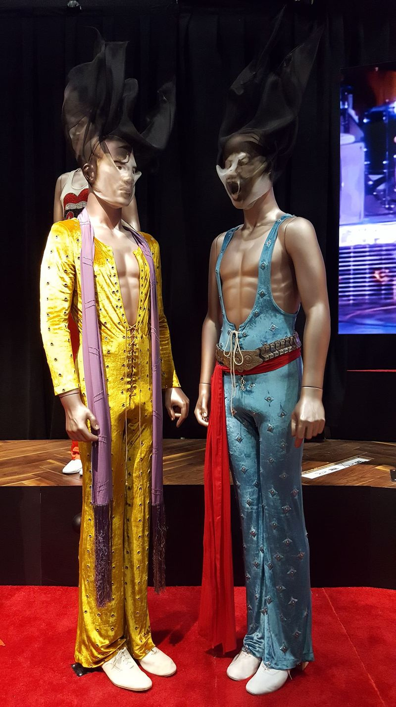 Der berühmte britische Designer Ossie Clark entwarf 1972 den langärmeligen goldgelben Jumpsuit für Mick Jagger und den ärmellosen blauen Samtoverall für die US-Tour der Band 1972. | MIRIAM DI NUNZIO FOTO
