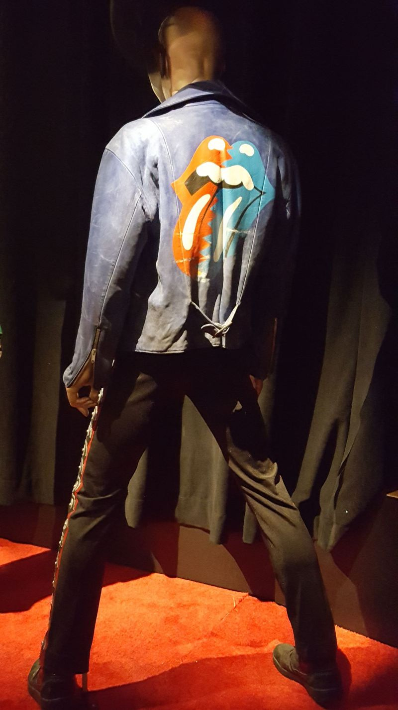 Für die Stones’ Steel Wheels Tour 1989 kreierte William Ivey Long diese blaue Eisenhower Jacke mit handgemaltem Rolling Stones Logo für Mick Jagger, begleitet von einer schwarzen Hose mit Steel Wheels Tour Logo an den Seitennähten. | MIRIAM DI NUN