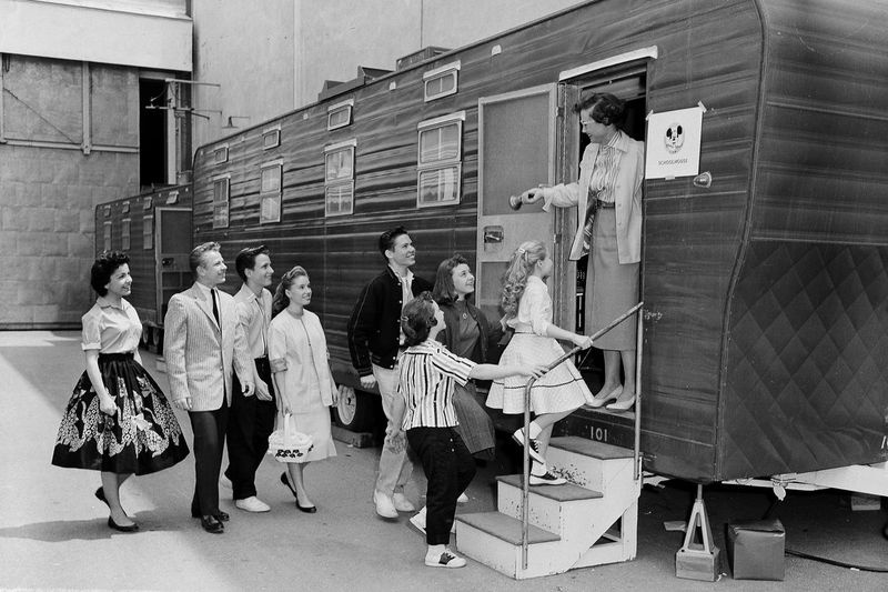 FIL - På det här fotot av den 20 augusti 1957 går Walt Disneys Museketeers in i en stor släpvagn som fungerar som deras skola på Disneys tomt i Hollywood, Kalifornien. De hälsar deras lärare Jean Seaman från Los Angeles Public School System. Jimmy Dodd, re