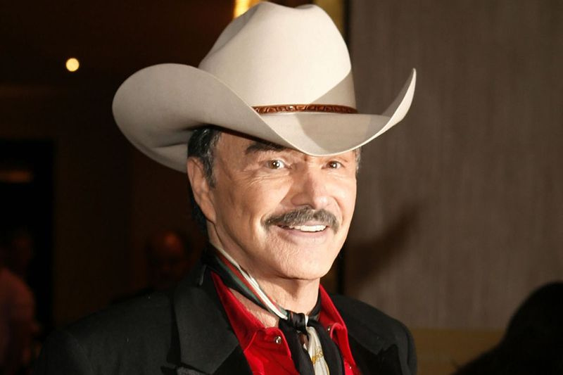 Le buste en bronze de Burt Reynolds dévoilé sur sa tombe à Hollywood