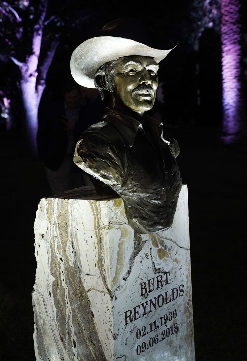 Une sculpture commémorative du regretté acteur Burt Reynolds est photographiée après son dévoilement lors d