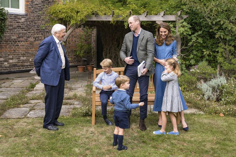 Le prince britannique William et Kate, la duchesse de Cambridge, sont photographiés avec le naturaliste David Attenborough, le prince George (assis), la princesse Charlotte (à droite) et le prince Louis (au premier plan) dans les jardins du palais de Kensington à Londres après que le prince William a rejoint Attenborough pour regardez une projection privée en plein air de son prochain film David Attenborough: A Life On Our Planet.