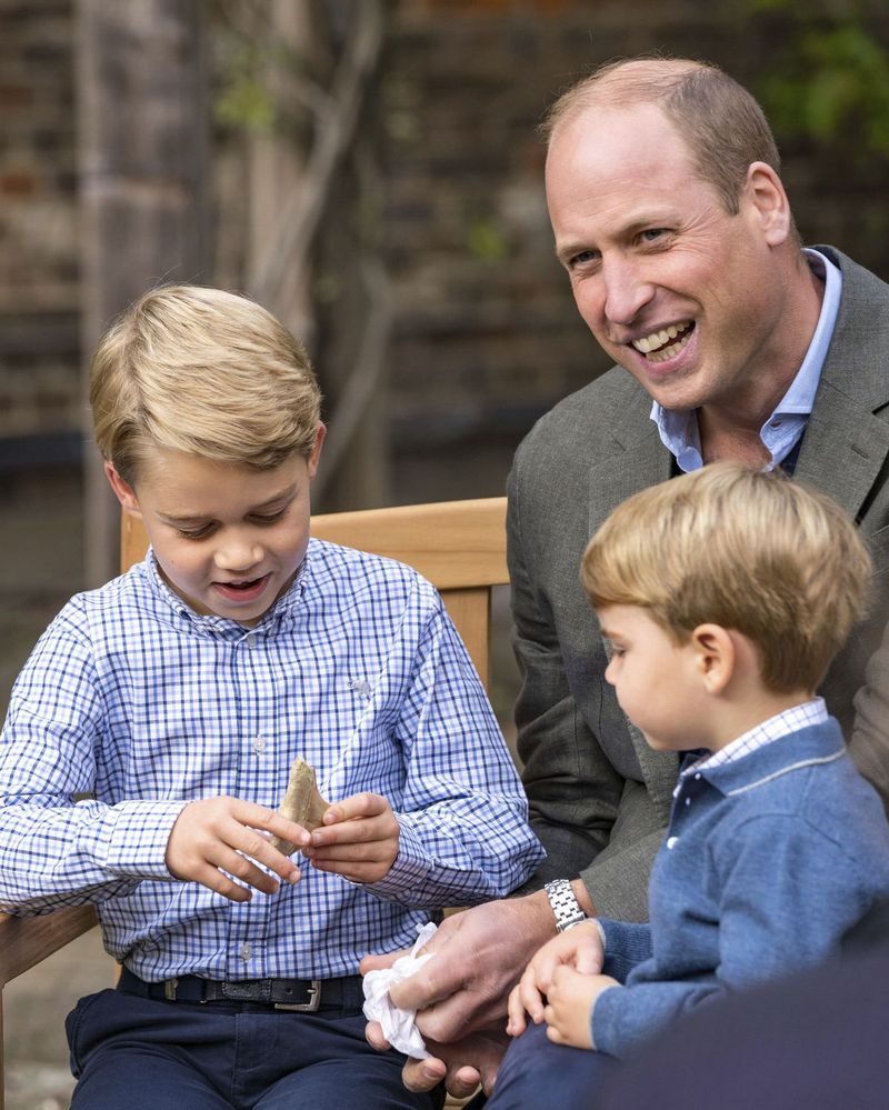 Le prince William et le prince Louis de Grande-Bretagne réagissent alors que le prince George tient la dent d
