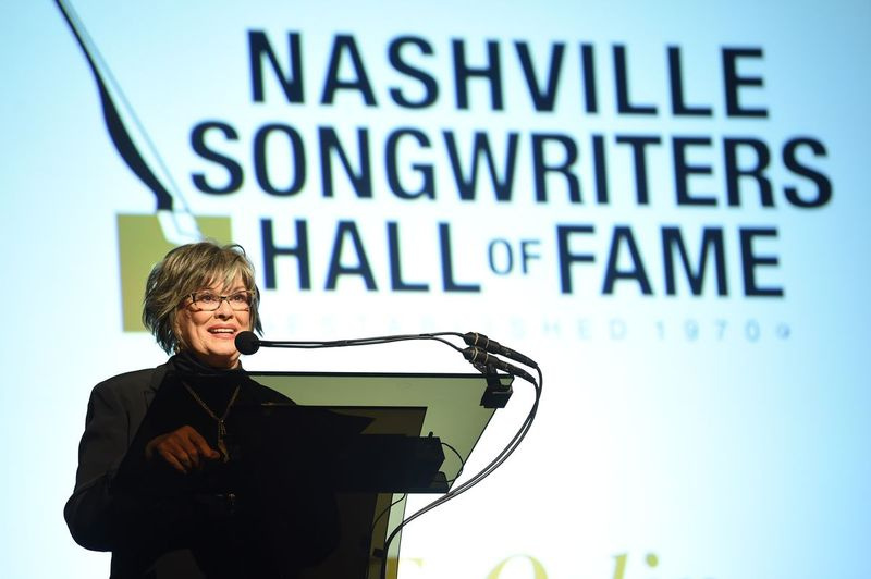 K.T. Oslin sa 28. októbra 2018 v Nashville, Tennessee, zúčastňuje galavečera sieň slávy Nashville Songwriters Hall Of Fame v Music City Center.