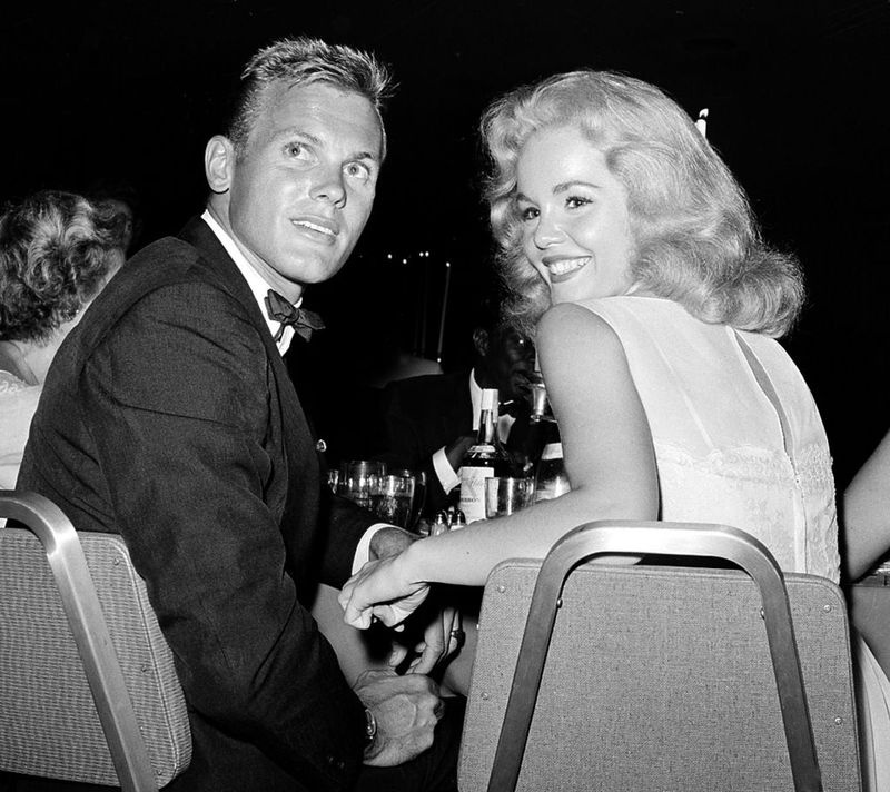 Tab Hunter con la actriz Tuesday Weld en una cena de recepción en Los Ángeles en julio de 1959. | AP