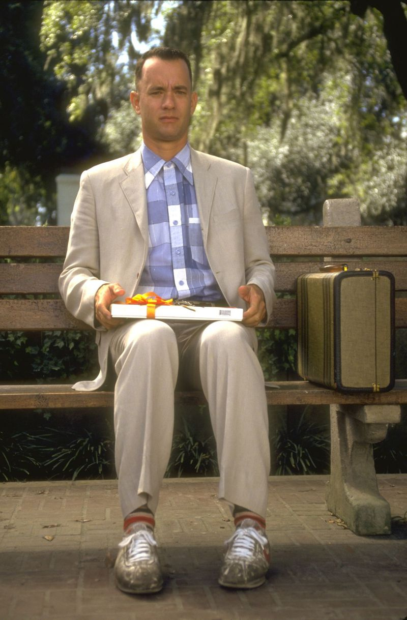 Forrest Gump fick sex Oscarspriser inklusive bästa film, bästa regi, bästa skådespelare (Tom Hanks), bästa manus, bästa filmklippning och bästa visuella effekter. I filmen ger Tom Hanks en häpnadsväckande prestation som Forrest, en alla vars enkla oskuld kommer att förkroppsliga en generation. A