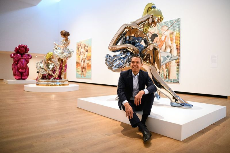 Kunstnik Jeff Koons poseerib mitmete oma töödega, sealhulgas Seated Ballerinaga, 2019. aastal Inglismaal Oxfordis Ashmoleani muuseumis toimunud näituse pressiesitlusel.