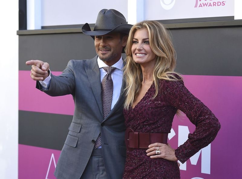 Tim McGraw ja tema naine Faith Hill saabuvad 2017. aastal Las Vegase T-Mobile Arenal toimuvale 52. iga-aastasele kantrimuusikaakadeemia auhindade jagamisele.