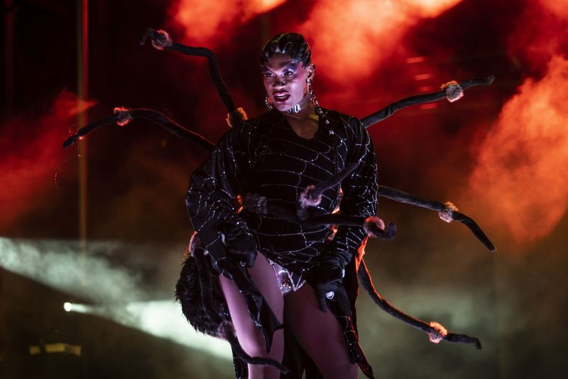 Miss Toto se apresenta no palco durante o Drop Dead Drag Pageant apresentado pela CircuitMOM Productions no LakeShore Drive-In perto do Adler Planetarium, sexta-feira à noite, 16 de outubro de 2020.