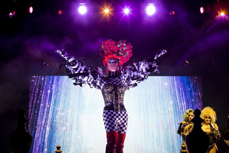 The Vixen se apresenta no palco durante o Drop Dead Drag Pageant apresentado pela CircuitMOM Productions no LakeShore Drive-In perto do Adler Planetarium, sexta-feira à noite, 16 de outubro de 2020.