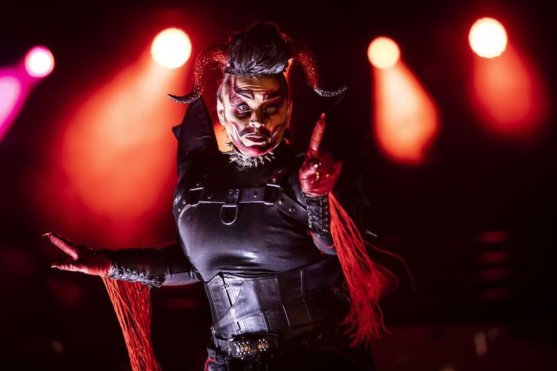 Landon Cider se apresenta no palco durante o Drop Dead Drag Pageant apresentado pela CircuitMOM Productions no LakeShore Drive-In perto do Adler Planetarium, sexta-feira à noite, 16 de outubro de 2020.