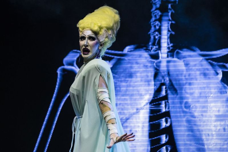 Detox Icunt se apresenta no palco durante o Drop Dead Drag Pageant apresentado pela CircuitMOM Productions no LakeShore Drive-In perto do Adler Planetarium, sexta-feira à noite, 16 de outubro de 2020.