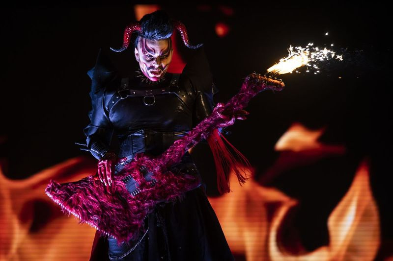 Landon Cider se apresenta no palco durante o Drop Dead Drag Pageant apresentado pela CircuitMOM Productions no LakeShore Drive-In perto do Adler Planetarium, sexta-feira à noite, 16 de outubro de 2020.