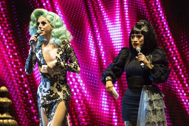 Darby Lynn Cartwright (à esquerda) e Aunty Chan se apresentam no palco durante o Drop Dead Drag Pageant apresentado pela CircuitMOM Productions no LakeShore Drive-In perto do Adler Planetarium, sexta-feira à noite, 16 de outubro de 2020.