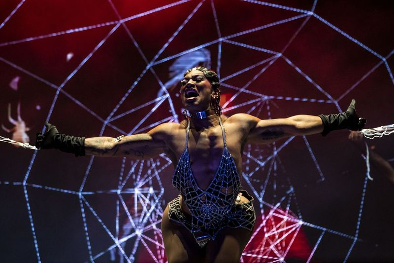 Miss Toto se apresenta no palco durante o Drop Dead Drag Pageant apresentado pela CircuitMOM Productions no LakeShore Drive-In perto do Adler Planetarium, sexta-feira à noite, 16 de outubro de 2020.