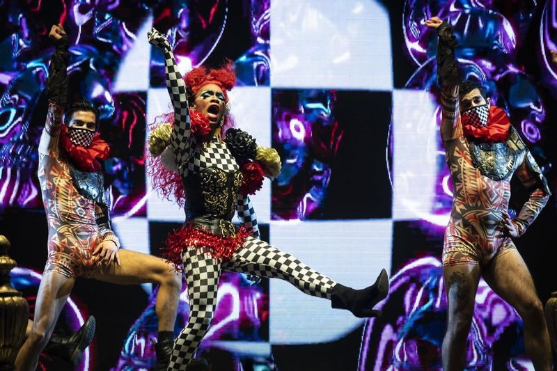 The Vixen se apresenta no palco durante o Drop Dead Drag Pageant apresentado pela CircuitMOM Productions no LakeShore Drive-In perto do Adler Planetarium, sexta-feira à noite, 16 de outubro de 2020.