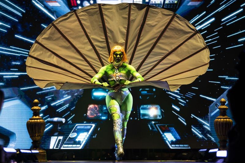 Sheeza Woman se apresenta no palco durante o Drop Dead Drag Pageant apresentado pela CircuitMOM Productions no LakeShore Drive-In perto do Adler Planetarium, sexta-feira à noite, 16 de outubro de 2020.