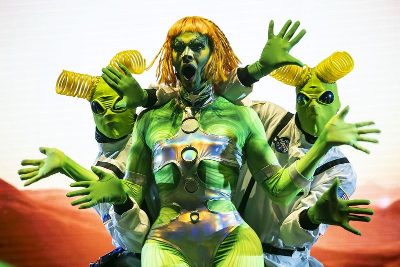 Sheeza Woman se apresenta no palco durante o Drop Dead Drag Pageant apresentado pela CircuitMOM Productions no LakeShore Drive-In perto do Adler Planetarium, sexta-feira à noite, 16 de outubro de 2020.