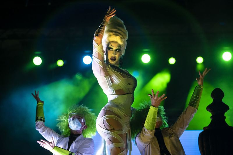 Detox Icunt se apresenta no palco durante o Drop Dead Drag Pageant apresentado pela CircuitMOM Productions no LakeShore Drive-In perto do Adler Planetarium, sexta-feira à noite, 16 de outubro de 2020.