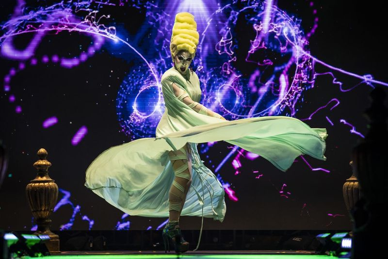 Detox Icunt se apresenta no palco durante o Drop Dead Drag Pageant apresentado pela CircuitMOM Productions no LakeShore Drive-In perto do Adler Planetarium, sexta-feira à noite, 16 de outubro de 2020.