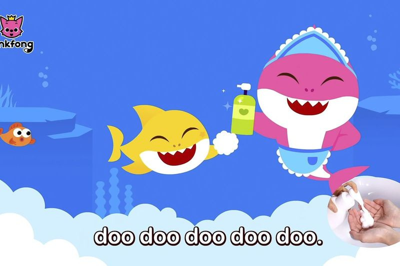 Cette image publiée par Pinkfong montre. scène de la vidéo modifiée de Baby Shark, retravaillée pour enseigner aux enfants une bonne hygiène pour lutter contre le COVID-19. La société a lancé la vidéo Wash Your Hands With Baby Shark et a maintenant lancé un défi de danse pour encourager les familles à télécharger des vidéos de leurs enfants se lavant les mains sur la chanson.